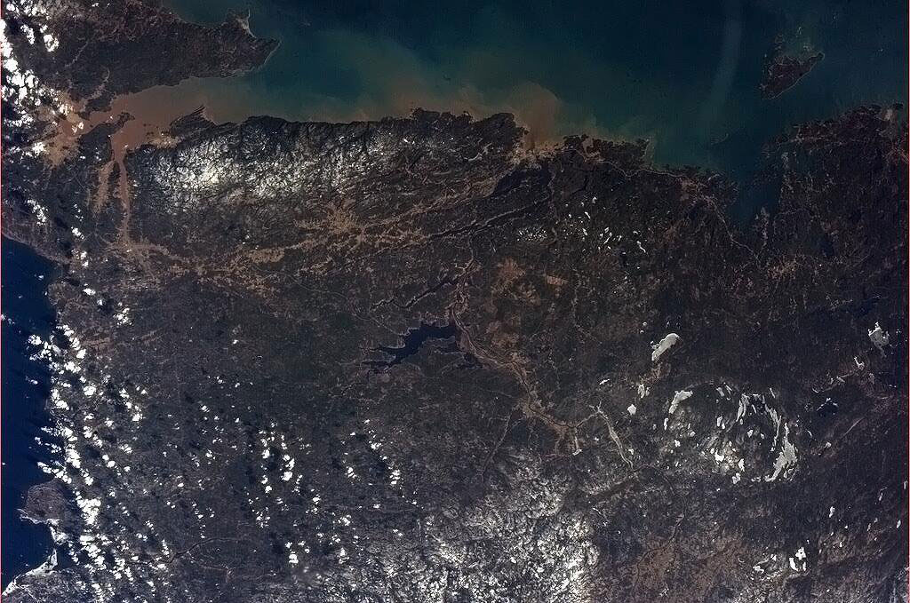 Le Nouveau-Brunswick et la baie de Fundy vus par l'astronaute de l'Agence spatiale canadienne à la retraite Chris Hadfield depuis la Station spatiale internationale en avril 2013. (Source : Agence spatiale canadienne/Chris Hadfield.)