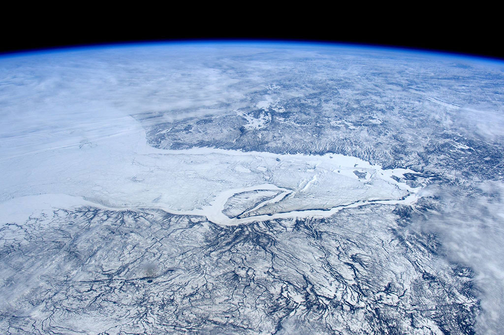 Photo de la glace de mer en train de fondre au printemps prise par l'astronaute britannique Tim Peake. (Source : Agence spatiale européenne/Tim Peake.)