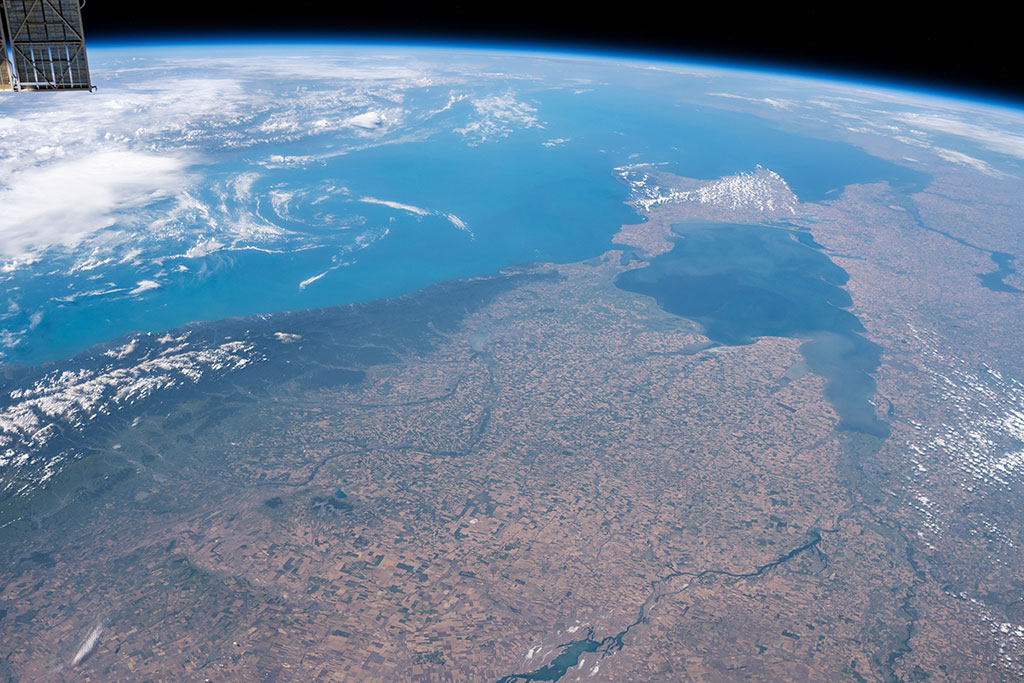 La steppe Pontic-caspienne est une vaste prairie tempérée qui s'étend de la rive nord de la mer Noire (en haut) et de l'Ukraine (en haut à droite) jusqu'au Kazakhstan. Cette photo a été prise par David Saint-Jacques depuis la Station spatiale internationale. (Source : Agence spatiale canadienne/NASA.)