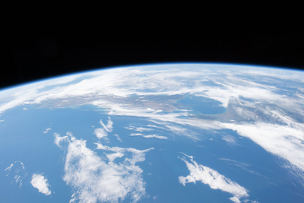 La forêt pluviale tempérée se trouve dans les régions humides océaniques comme la Nouvelle-Zélande. Cette photo a été prise par David Saint-Jacques depuis la Station spatiale internationale. (Source : Agence spatiale canadienne/NASA.)