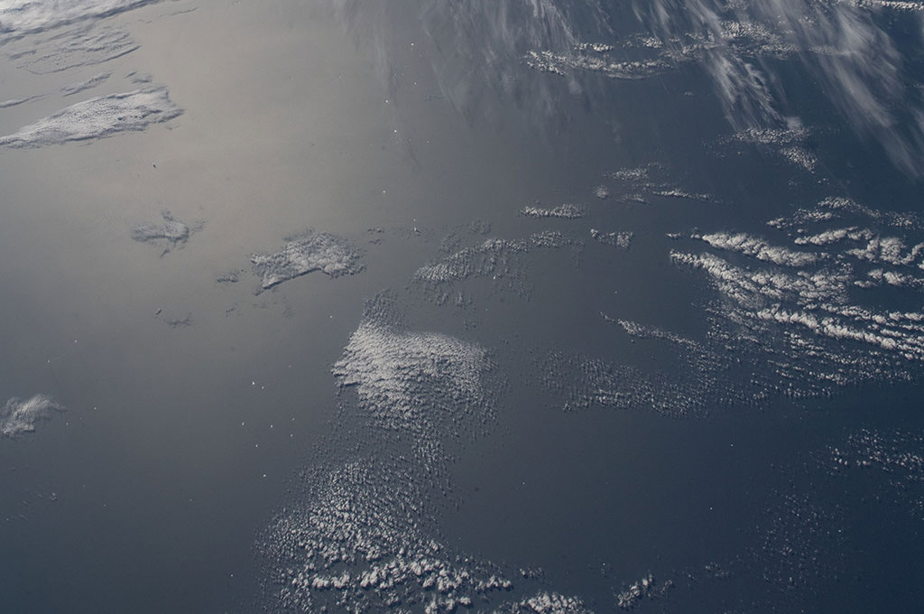 Les petits points blancs dans le bas de la photo sont de gros icebergs photographiés par David Saint-Jacques depuis la Station spatiale internationale. (Source : Agence spatiale canadienne/NASA.)
