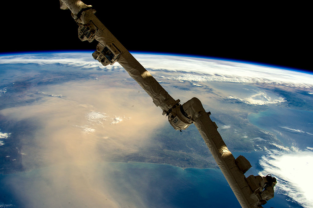 Du sable et de la poussière sont soufflés sur le Portugal et l'Espagne en provenance du désert du Sahara. Cette photo a été prise par un membre d'équipage de la Station spatiale internationale. (Source : NASA.)