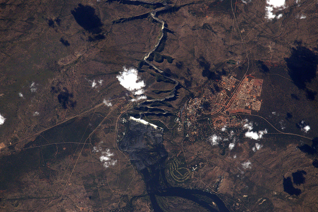 Les chutes Victoria, à la frontière de la Zambie et du Zimbabwe, sont difficiles à voir de l'espace même si elles sont environ deux fois plus hautes que les chutes Niagara. L'astronaute français Thomas Pesquet a tout de même pu les photographier depuis la Station spatiale internationale. (Source : Thomas Pesquet/Agence spatiale européenne.)
