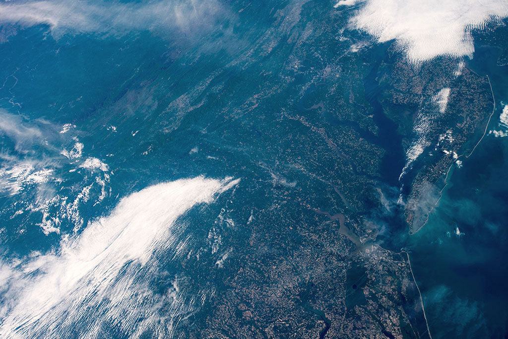 Les forêts feuillues tempérées occupent la majeure partie de l'Est des États-Unis, comme la Virginie qu'on voit sur cette photo prise par David Saint-Jacques depuis la Station spatiale internationale. (Source : Agence spatiale canadienne/NASA.)