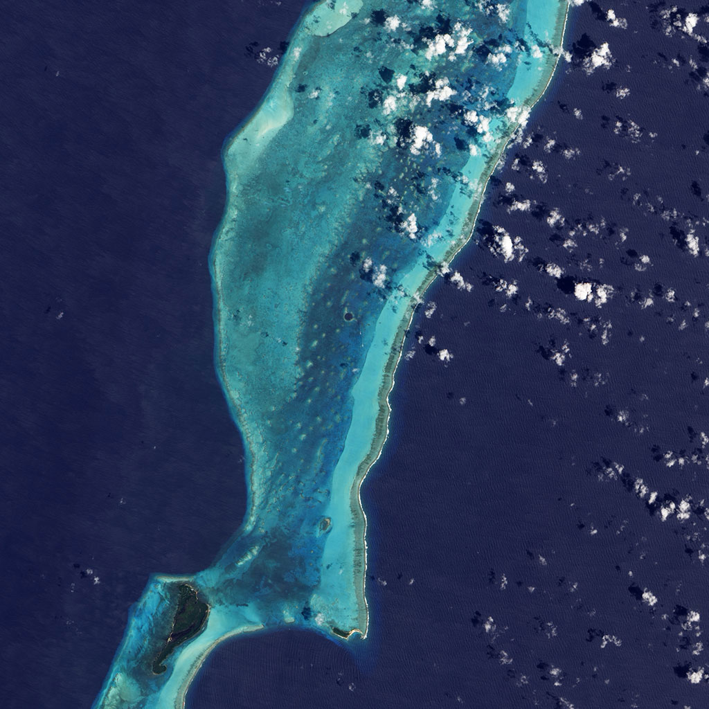 Le Grand trou bleu est un cénote sous-marin au large de la côte du Belize. Environ 300 mètres de large par 125 mètres de profondeur, ce site populaire de plongée sous-marine apparaît au centre de l'image. (Source : Image de la NASA créée par Jesse Allen à l'aide de données de l'instrument ALI embarqué sur le satellite EO-1 fournies par l'équipe NASA EO-1.)
