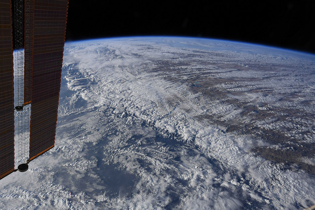 L'Himalaya, photographiée par David Saint-Jacques depuis la Station spatiale internationale, perce les nuages. (Source : Agence spatiale canadienne/NASA.)