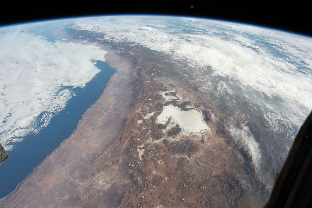 Les surfaces ressemblant à des lacs dans cette photo prise par David Saint-Jacques depuis la Station spatiale internationale sont en fait des sebkhas, ou lacs de sel, en Bolivie. (Source : Agence spatiale canadienne/NASA.)
