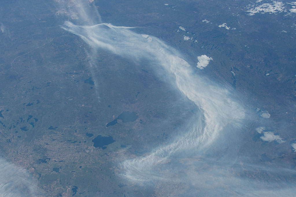 La ville de Fort McMurray, en Alberta, a partiellement été détruite en raison de violents feux de forêt en 2016. Cette photo a été prise par un membre d'équipage de la Station spatiale internationale. (Source : NASA.)