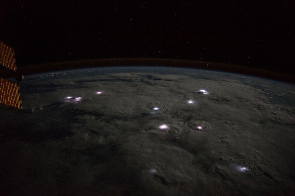 Les points blancs sous les nuages de cette photo prise depuis la Station spatiale internationale sont en fait des orages faisant rage au-dessus de l'Afrique. (Source : NASA.)