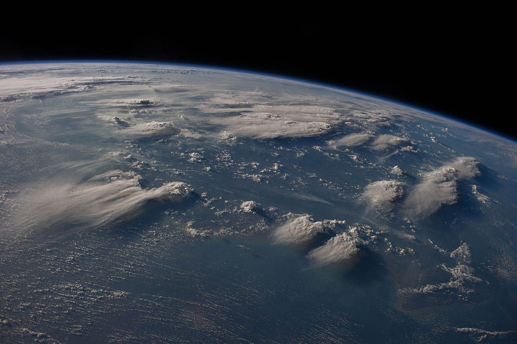 Des nuages d'orage près de Bornéo, en indonésie. La photo a été prise par un membre d'équipage de l'Expedition 40 depuis la Station spatiale internationale. Le soleil de fin d'après-midi produit des ombres. (Source : NASA.)