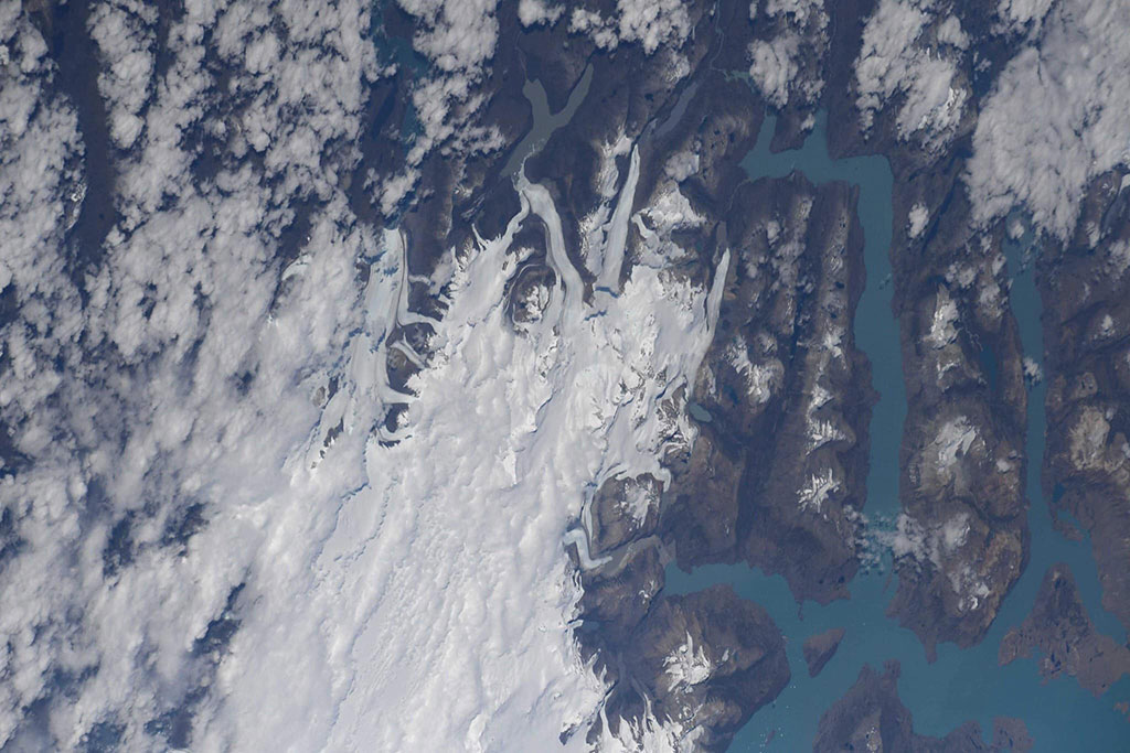 Champs de glacier géant au sud du Chili, comme des langues de glace serpendant dans les vallées. Cette photo a été prise par David Saint-Jacques depuis la Station spatiale internationale. (Source : Agence spatiale canadienne/NASA.)