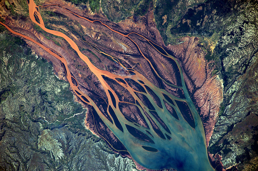 Photo du fleuve Betsiboka, à Madagascar, prise par l'astronaute français Thomas Pesquet depuis la Station spatiale internationale. (Source : Agence spatiale européenne/NASA.)