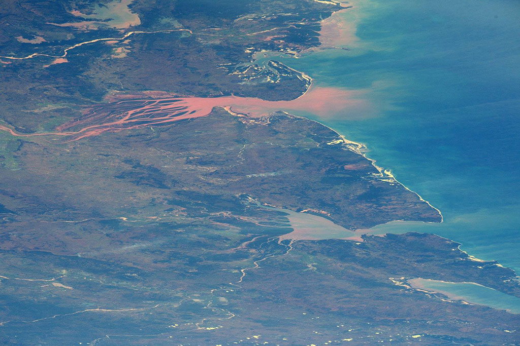 Cette photo prise par l'astronaute de la NASA Jeff Williams depuis de la Station spatiale internationale montre l'embouchure du fleuve Betsiboka, à Madagascar. (Source : NASA.)
