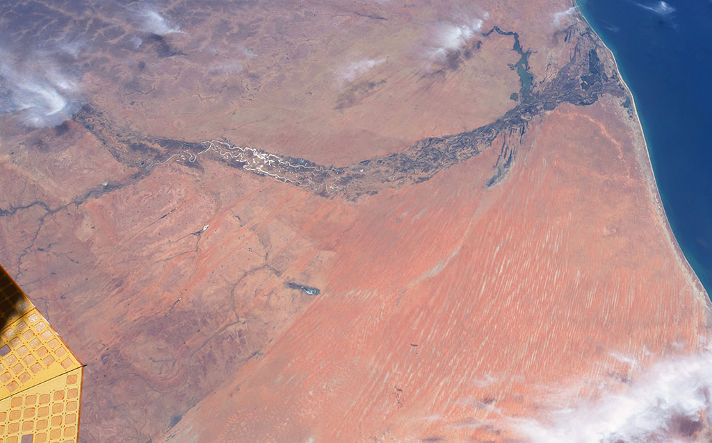 La Sénégal est une rivière méandrique en Afrique de l'Ouest. Elle sert de frontière entre le Sénégal et la Mauritanie. Le lac sénégalais de Guiers est aussi visible sur cette photo prise par David Saint-Jacques depuis la Station spatiale internationale. En regardant de près, on peut apercevoir des systèmes d'irrigation (les cercles) et des champs (les rectangles verts) à la gauche du lac. (Source : Agence spatiale canadienne/NASA.)
