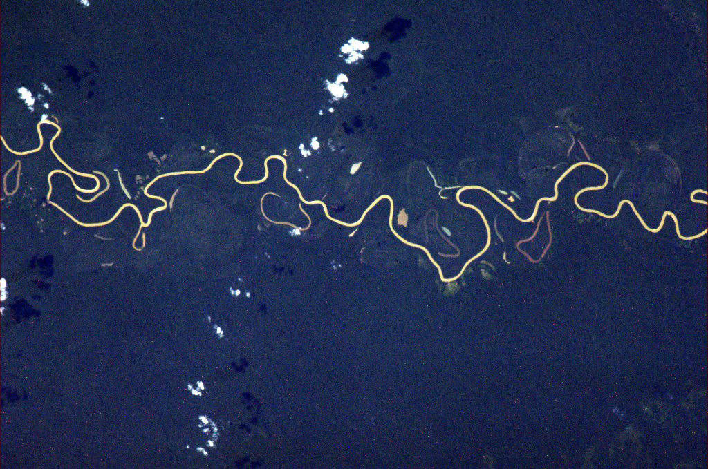 « Cette rivière doit se prendre au sérieux, mais elle me fait rire », a dit l'astronaute de l'Agence spatiale canadienne à la retraite Chris Hadfield lorsqu'il a partagé cette photo de la rivière Guaviera, dans l'est de la Colombie. Il était alors à bord de la Station spatiale internationale, en 2013. (Source : Agence spatiale canadienne/Chris Hadfield.)