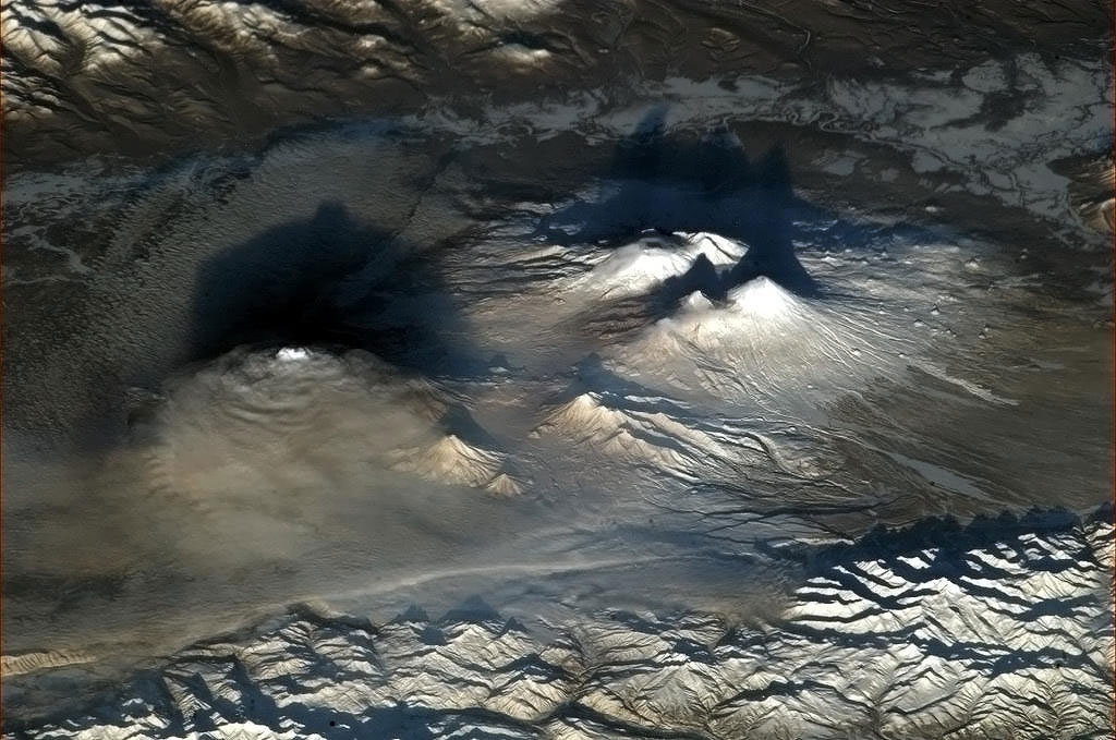 Volcans à l'aube. Impressionnante photo de l'astronaute de l'Agence spatiale canadienne à la retraite Chris Hadfield depuis la Station spatiale internationale en 2013. (Source : Agence spatiale canadienne/Chris Hadfield.)