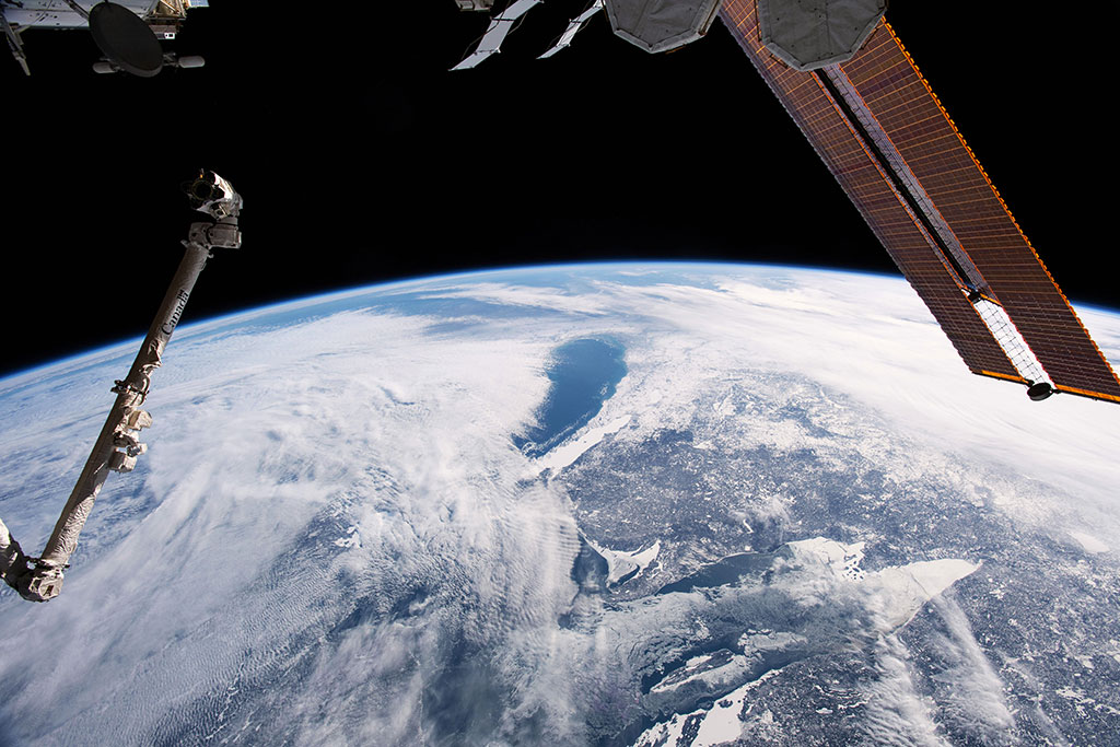 Cette photo de la région des Grands Lacs par une froide journée d'hiver montre une partie du Lac Supérieur (à l'avant) et du Lac Huron sous les nuages. Elle a été prise par David Saint-Jacques depuis la Station spatiale internationale. (Source : Agence spatiale canadienne/NASA.)
