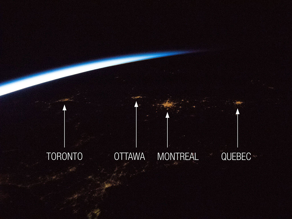 Le corridor Toronto-Ottawa-Montréal-Québec, où vit environ 50 % de la population du Canada, se voit d'un bout à l'autre à travers un seul hublot de la coupole de la Station spatiale internationale. Bien que plus grande que Montréal, Toronto semble moins illuminée à cause de l'angle et la distance de la station au moment où la photo a été prise par l'astronaute David Saint-Jacques. (Source : Agence spatiale canadienne/NASA.)