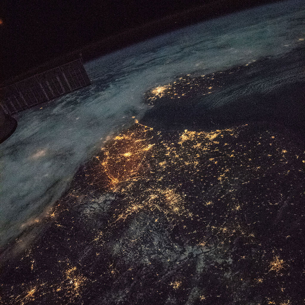 Photo de Londres et Bruxelles, prise par David Saint-Jacques pendant sa mission spatiale. (Source : Agence spatiale canadienne/NASA.)