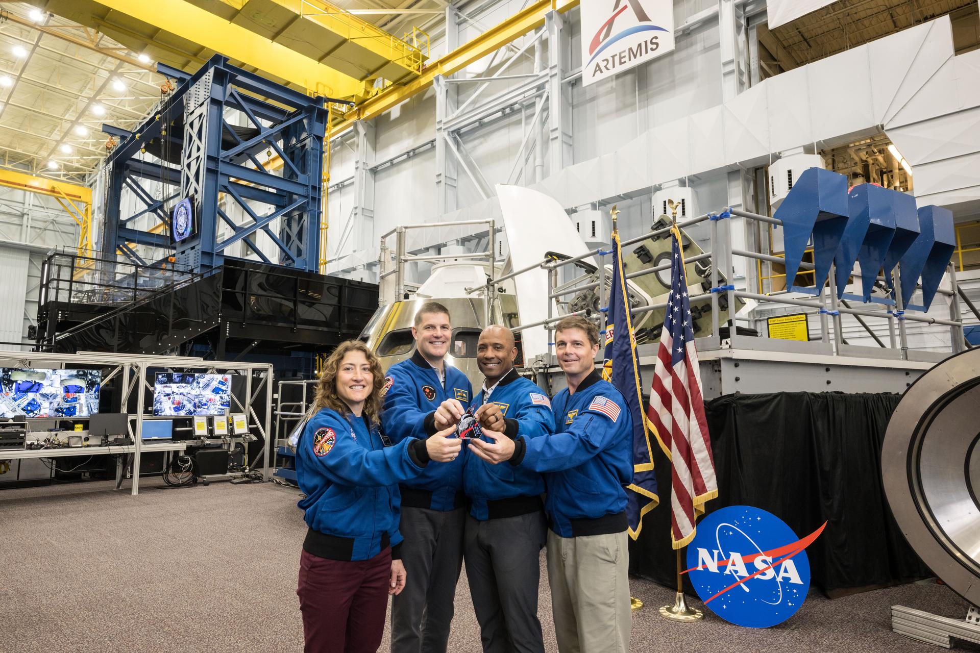 La tripulación de Artemis II posando con su parche de misión. De izquierda a derecha: Jeremy Hansen, Christina Koch, Victor Glover y Reid Wiseman.