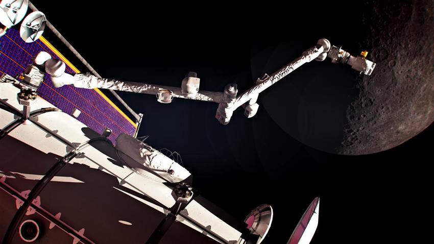 Un grand bras robotisé est fixé à une station spatiale. La Lune est à l’arrière-plan.