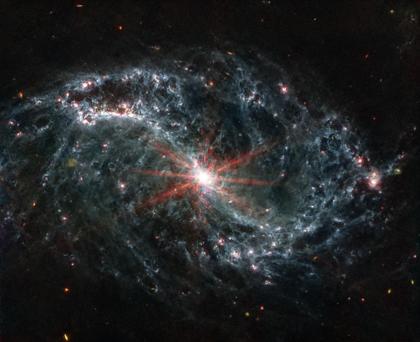 La galaxie spirale barrée NGC 7496 a un noyau actif brillant (c’est un trou noir supermassif.)