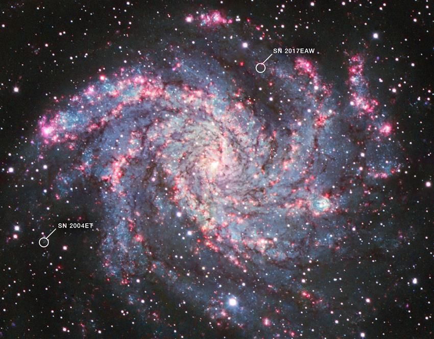 Une galaxie spirale vue de face, avec un noyau brillant et plusieurs grands bras spiraux.