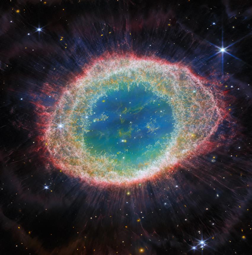 Nébuleuse planétaire où les gaz éjectés d’une étoile en fin de vie sont de différentes couleurs vives.