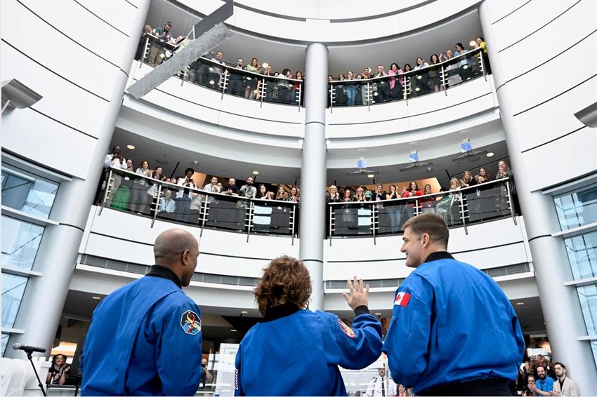 Des astronautes saluent les employés de l'ASC.