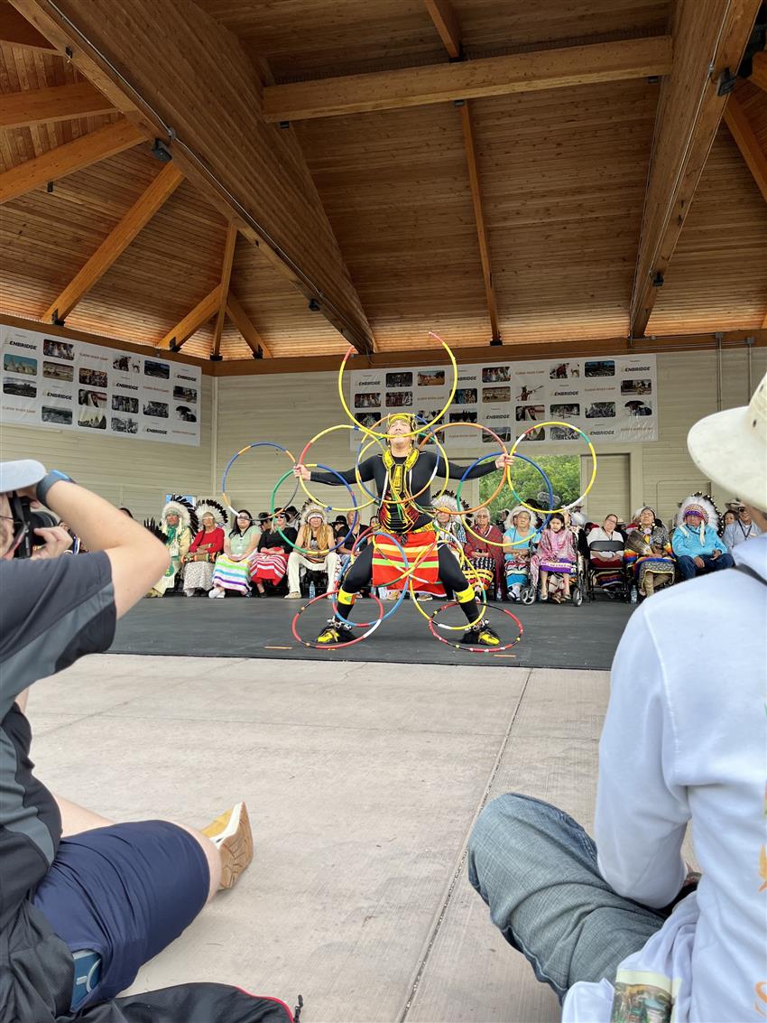 Un artiste autochtone exécute une danse du cerceau en costume de cérémonie