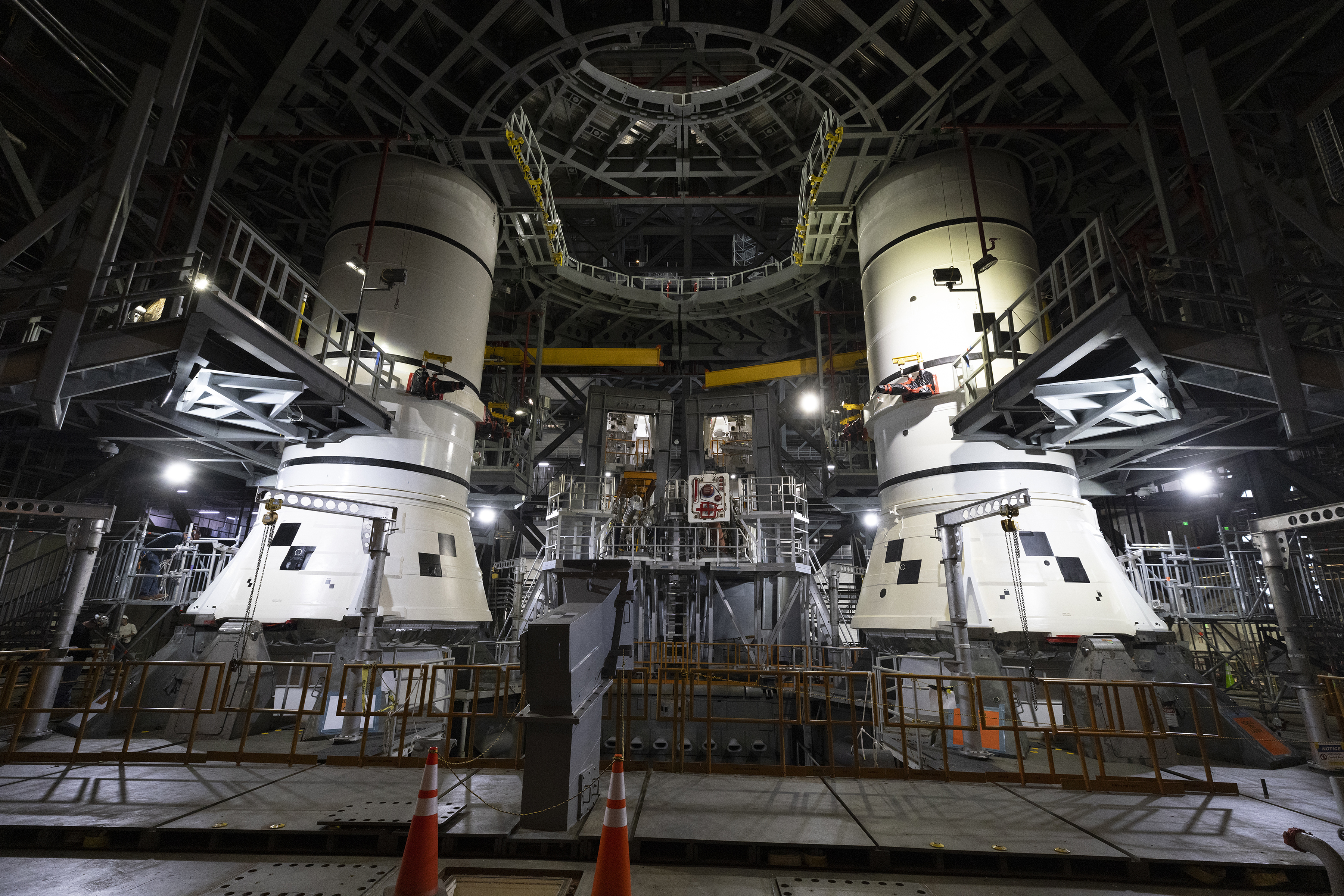 Assembly of the first segments of the SLS rocket - Canadian Space Agency