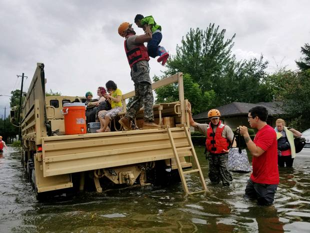 Des membres de la Garde nationale du Texas secourent des citoyens