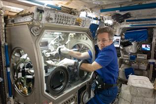 L’astronaute de l’ASC Bob Thirsk installe l’IVIDIL