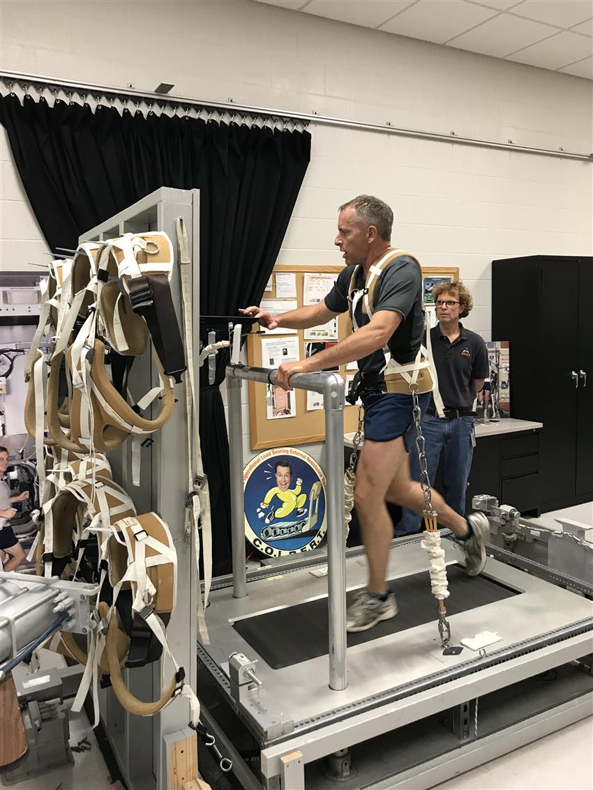David Saint-Jacques traning with an exercise machine (treadmill) used in space