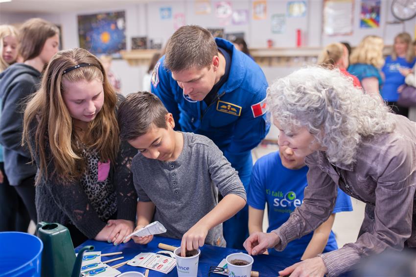 Students plant Tomatosphere seeds with astronaut Jeremy Hansen