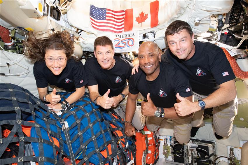 Christina, Jeremy, Victor et Reid lèvent le pouce dans la capsule Orion.