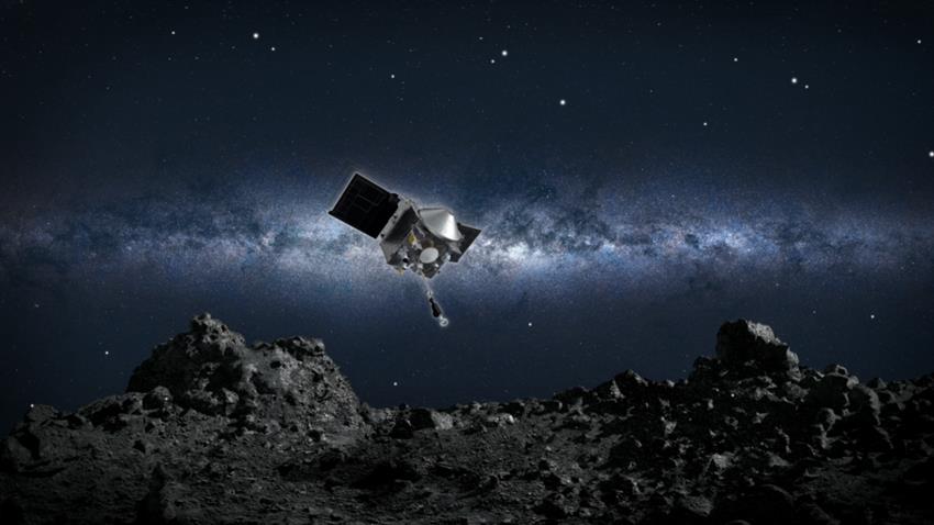 La sonde OSIRIS-REx, le bras d'échantillonnage déplié, se rapproche de l'astéroïde Bennu.
