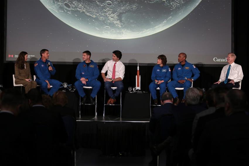 Les membres d'équipage d'Artemis II, l'astronaute de l'ASC Jeremy Hansen et les astronautes de la NASA Christina Koch, Reid Wiseman et Victor Glover, s'entretiennent avec le premier ministre Justin Trudeau