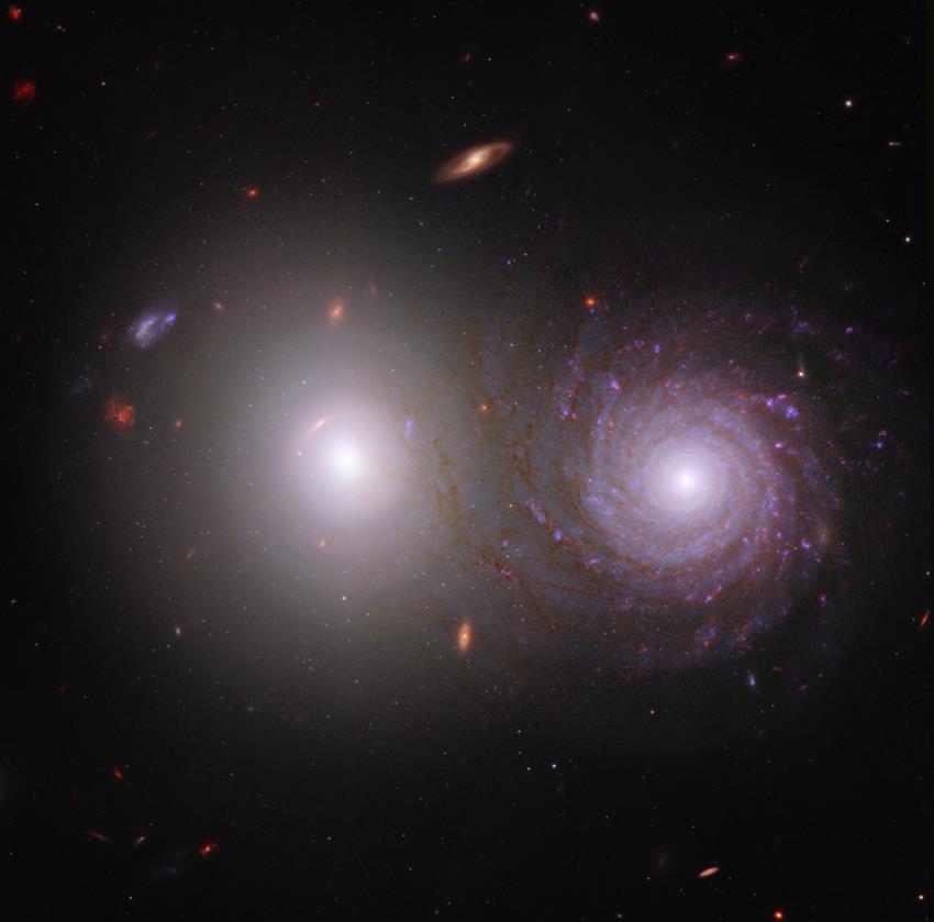 La paire de galaxies VV 191 comprend le rayonnement capté par le télescope Webb dans le proche infrarouge ainsi que le rayonnement dans l'ultraviolet et visible capté par le télescope Hubble