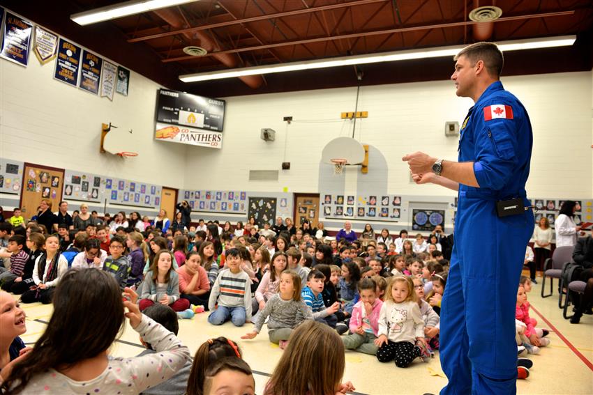 Des élèves canadiens dirigent les opérations d'une véritable mission spatiale à partir de leur école