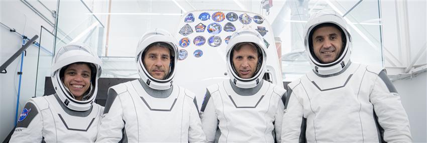 Jessica, Luke, Joshua et Sergueï vêtus de leur combinaison spatiale de SpaceX.  