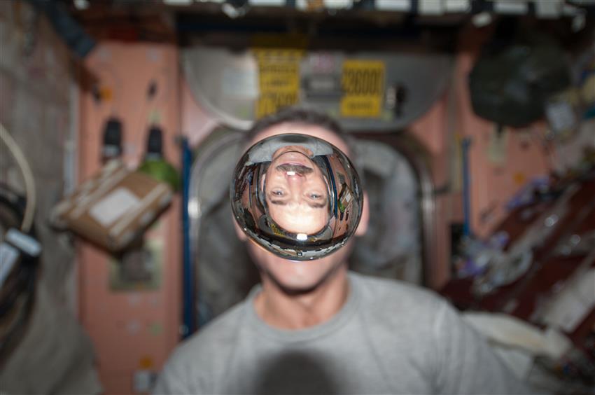 Chris Hadfield à travers une bulle