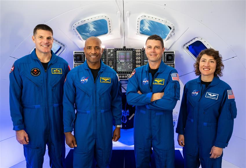 L'astronaute Jeremy Hansen (à gauche) prend la pose avec les autres membres d'équipage de la mission Artemis II