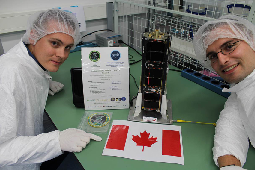 Collin Cupido et Charles Nokes, étudiants de l'Université de l'Alberta qui a reçu des fondspour fabriquer le CubeSat Ex-Alta 1