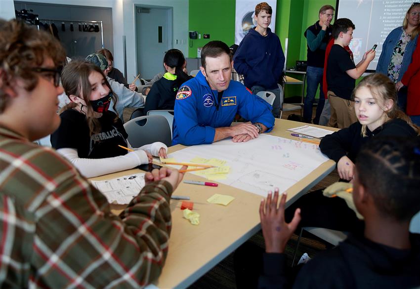 Joshua Kutryk anime une séance de Creuse-méninges spatial avec un groupe d'élèves de 7e et 8e année