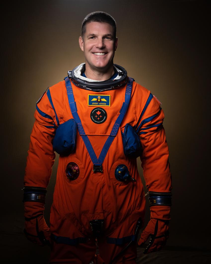 CSA astronaut Jeremy Hansen poses in his Artemis flight suit
