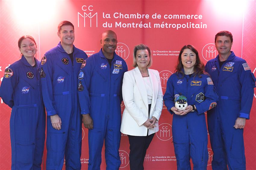 Group photo of the five astronauts and Isabelle.