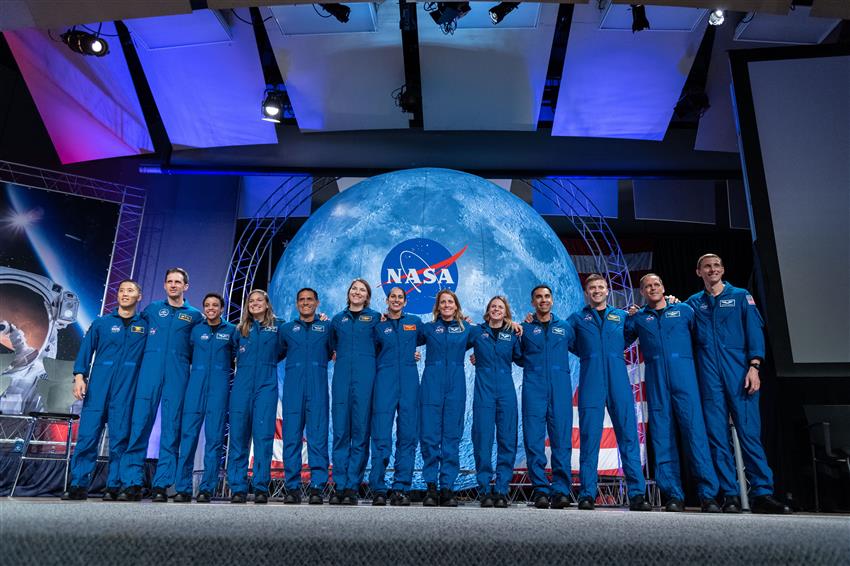 Jenni Sidey-Gibbons et Joshua Kutryk en compagnie de leurs camarades de classe de la NASA