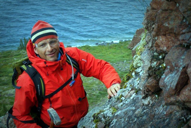 David Saint-Jacques en formation de géologie dans l'Arctique