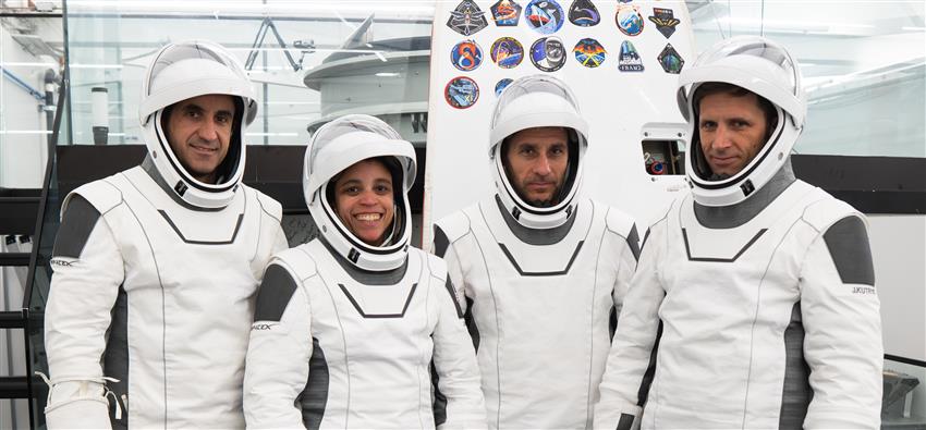 Portrait des quatre astronautes vêtus de leur combinaison spatiale.